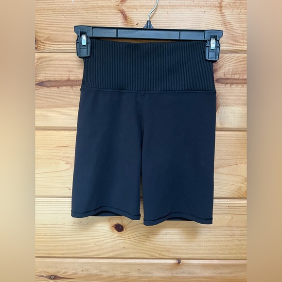 Vuori Pants - Vuori Women’s Studio Ribbed Bike Shorts